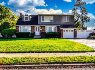 24 Dulittle St, North Babylon, NY 11703