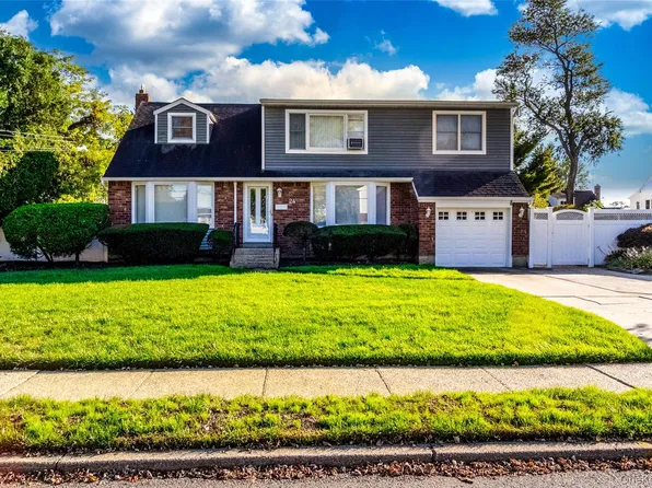 24 Dulittle Street, North Babylon, NY 11703