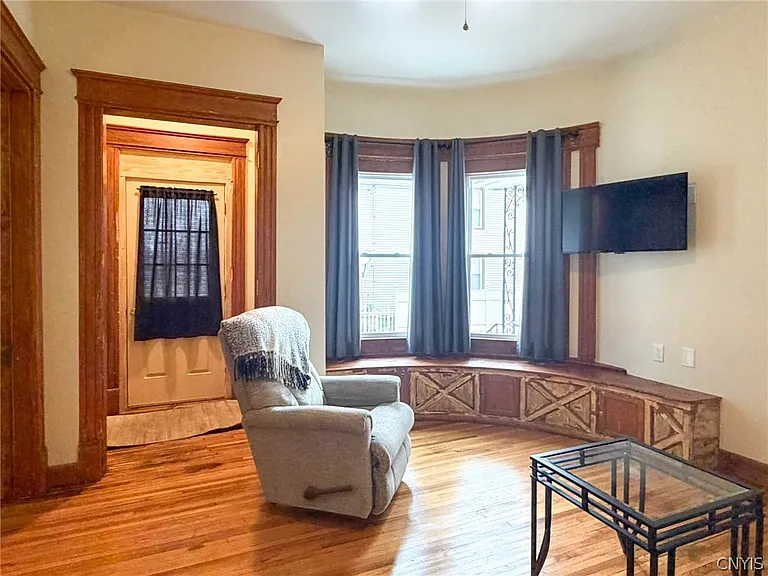 1015 White Pl — Photo 4