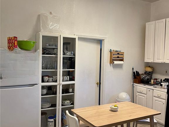 4th image of 731 Campbell St