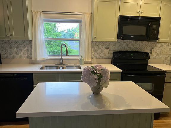 4th image of 122 Creekside Dr #D