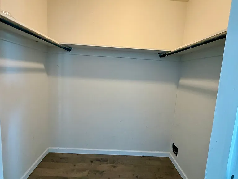 2FL Master Room Walk-In Closet