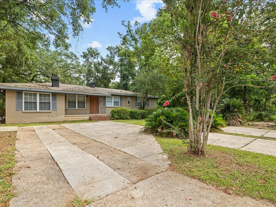 1812 Honeysuckle Dr