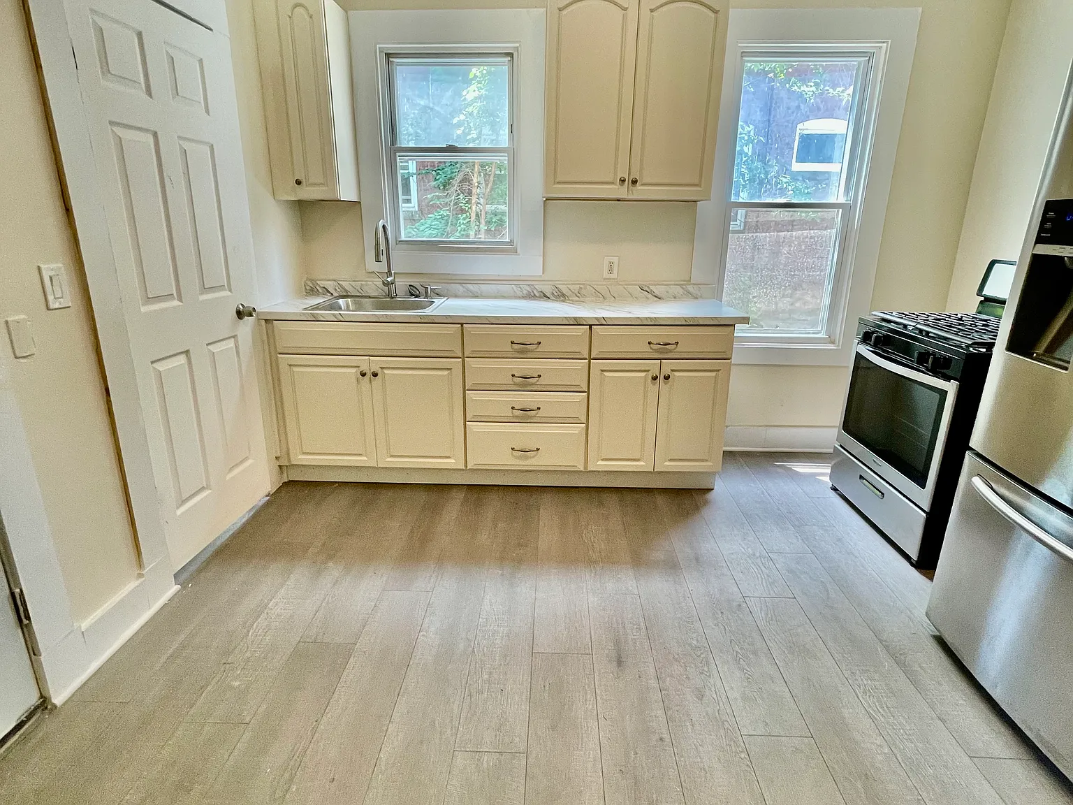 3 bed, 1150 sqft, $2,300 — Photo 3