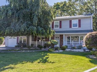16 Royal Oak Ct, Holbrook, NY 11741