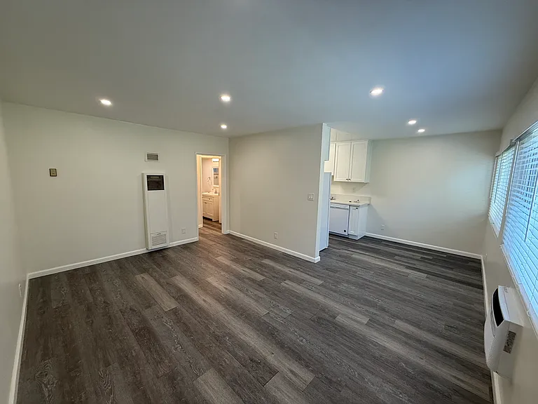 15025 Burbank Blvd #2 — Photo 4