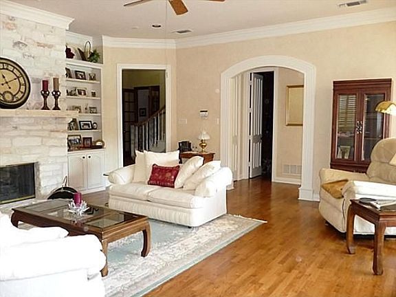 5th image of 702 Twin Creeks Dr