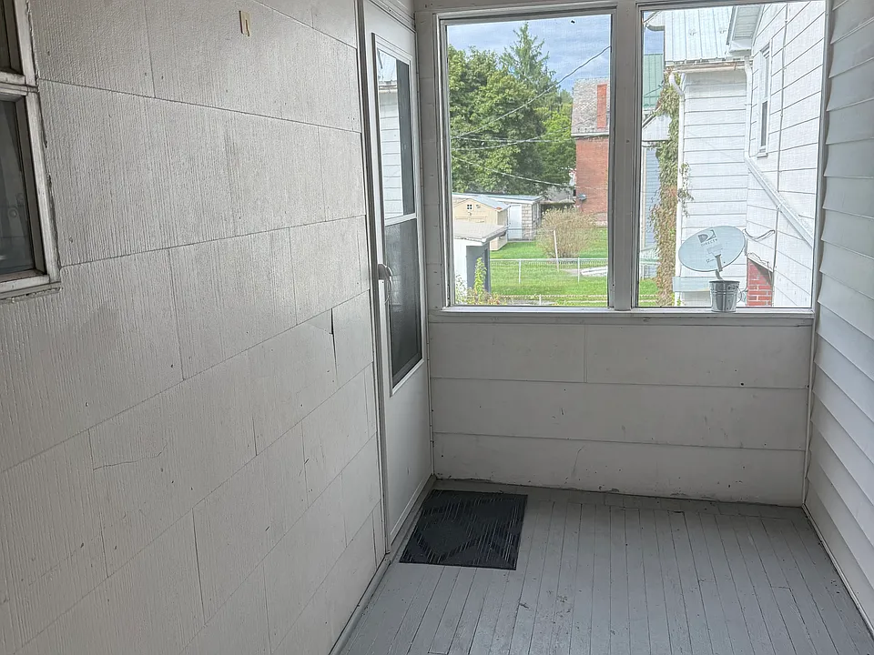 302 Pulaski St #2