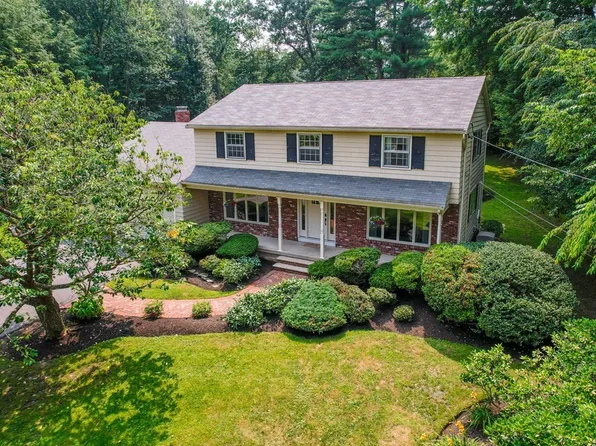 27 Hemlock Rd, Andover, MA 01810