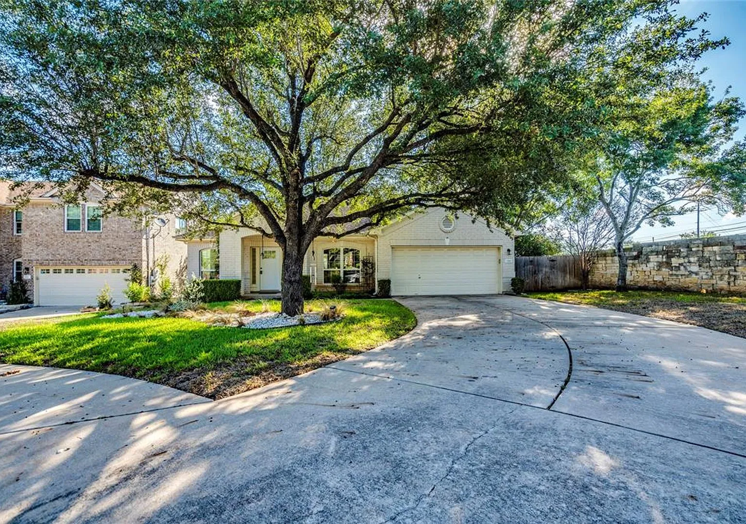 Stunning Single Story Completely Renovated Home On A Cul-de-Sac In The Highly Sought After Commun... — Photo 2