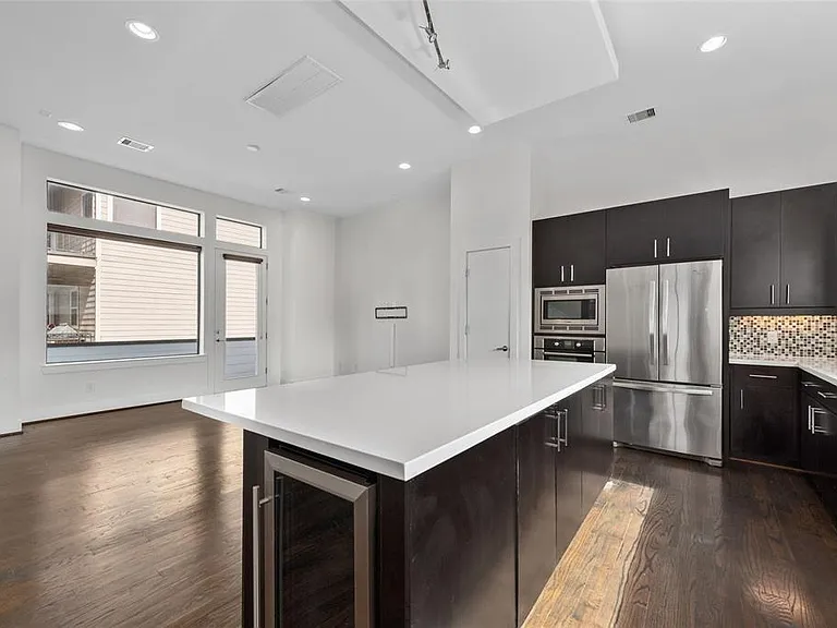 6127 Clyde St #B — Photo 13