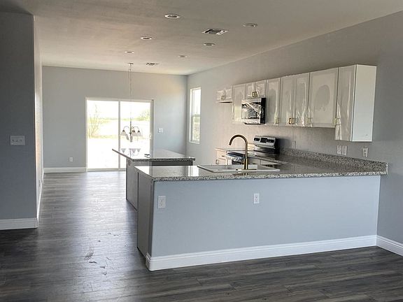 2nd image of 559 W Dewey Ave