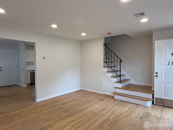 5th image of 754 Walnut St