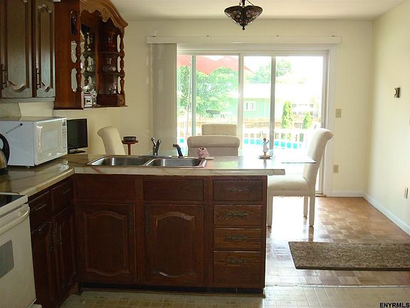 4th image of 60 Woodlawn Dr