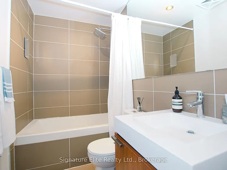 318 King St E #521 — Photo 8