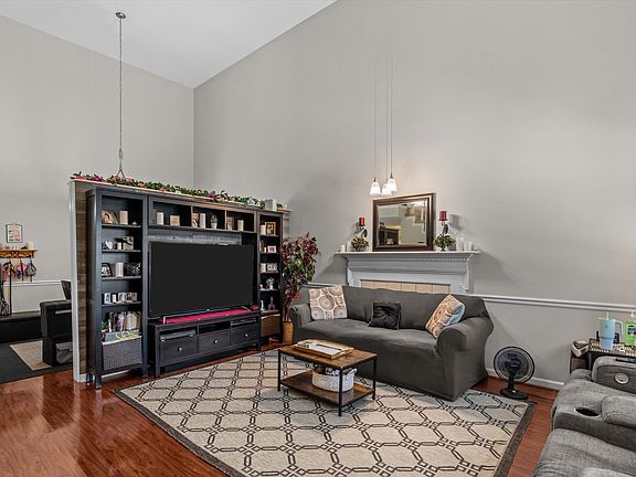 3rd image of 125 Hammond Place Cir