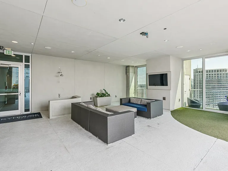 SkyHouse Buckhead — Photo 25