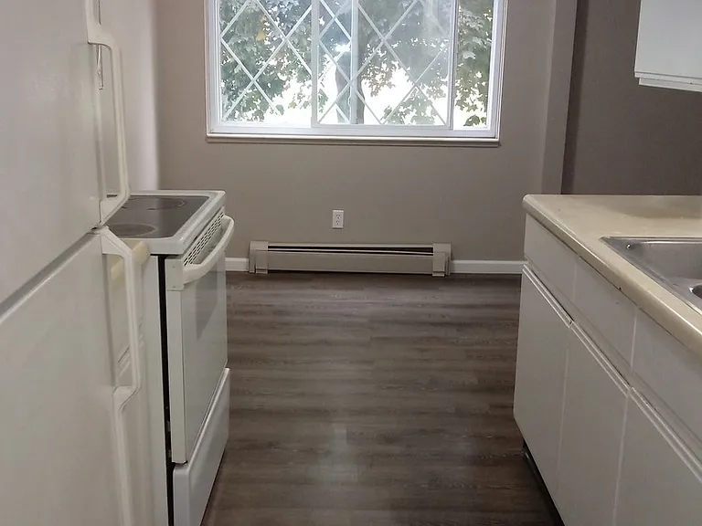 904 E Sturgis St — Photo 2