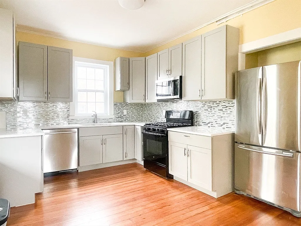 4 bed, 1.5 bath, 2000 sqft, $4,600 — Photo 1