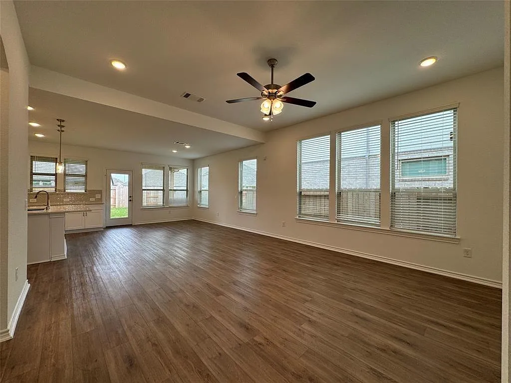 4 bed, 2.5 bath, 2700 sqft, $2,800 — Photo 4