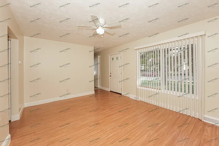 3 bed, 1.0 bath, 1073 sqft, $1,395 — Photo 3