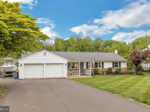 335 Penncrest Dr, Langhorne, PA 19047
