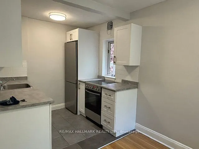 111 Oriole Pkwy #202 — Photo 8