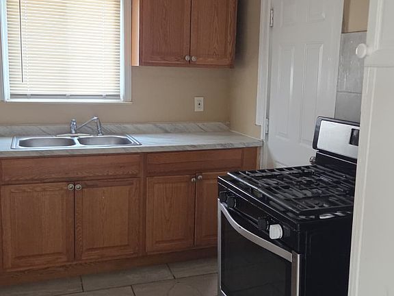 4th image of 9124 Manor St