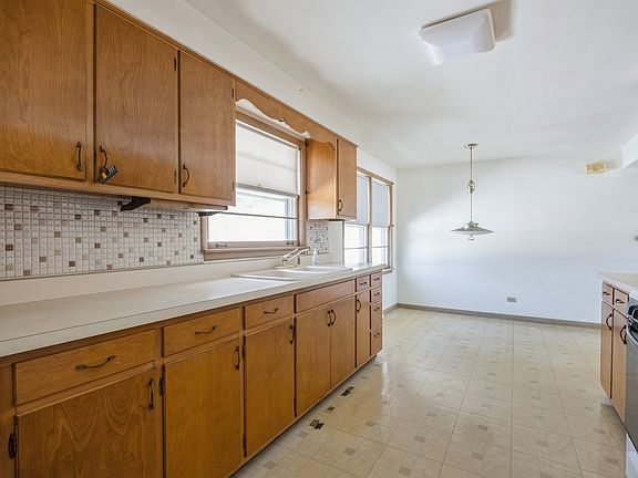 3rd image of 946 Diane Ave