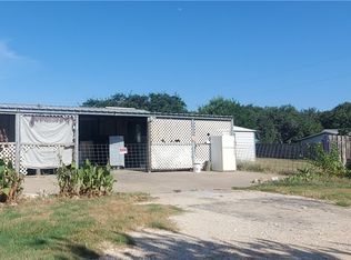 104 N Maple St, Seadrift, TX 77983