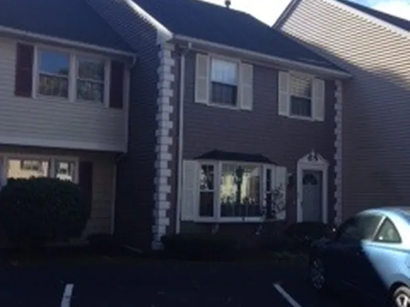 43 Boylston Ln, Lowell, MA 01852