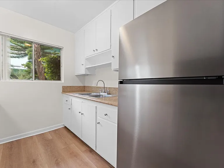 1437 E Windsor Rd #7 — Photo 6