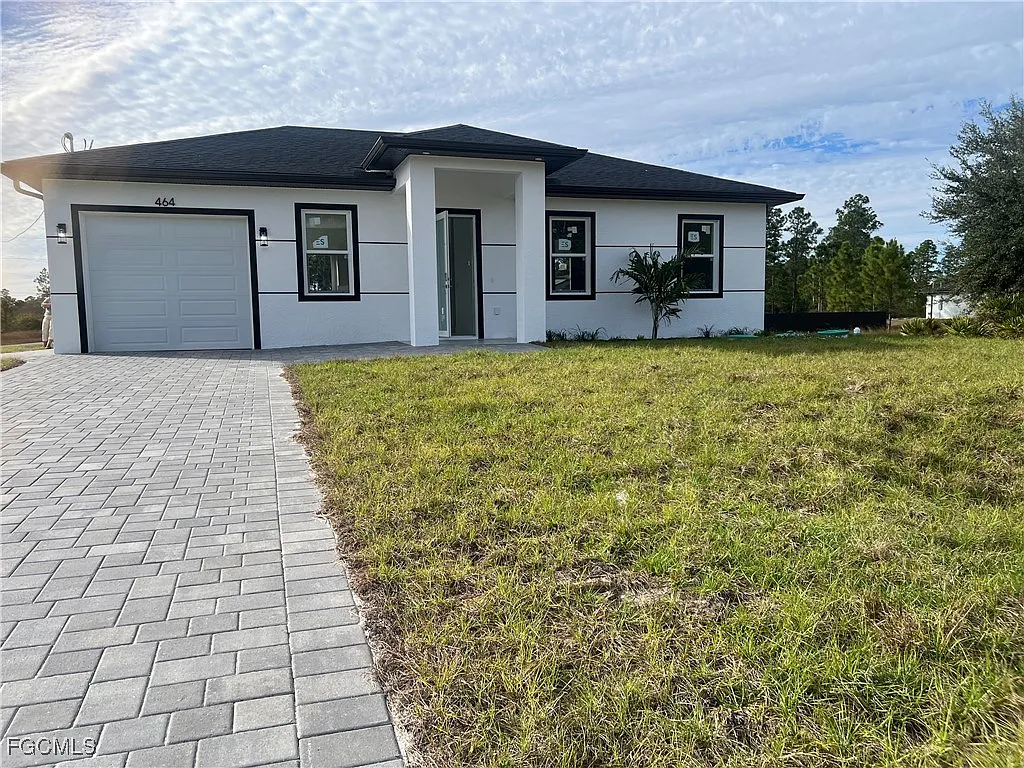 3 bed, 2.0 bath, 1056 sqft, $1,900 — Photo 2