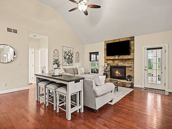 3rd image of 533 Lake Park Dr