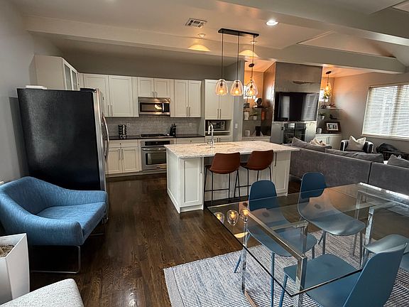 Kitchen and dining area (2nd floor)