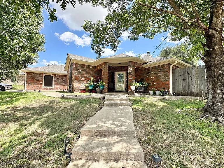 3900 Maid Marian Cir — Photo 1