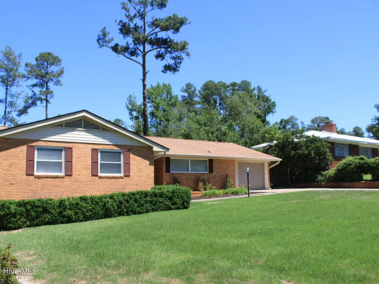 916 Stanton Dr — Photo 3