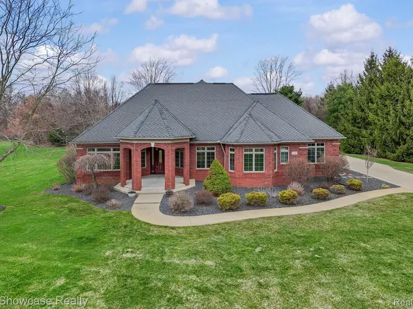 2901 Vero Dr, Highland, MI 48356