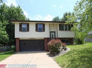 4415 Hallcliffe Rd, Lincoln, NE 68516