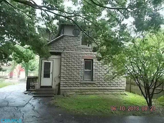 2nd image of 121 S Maple St