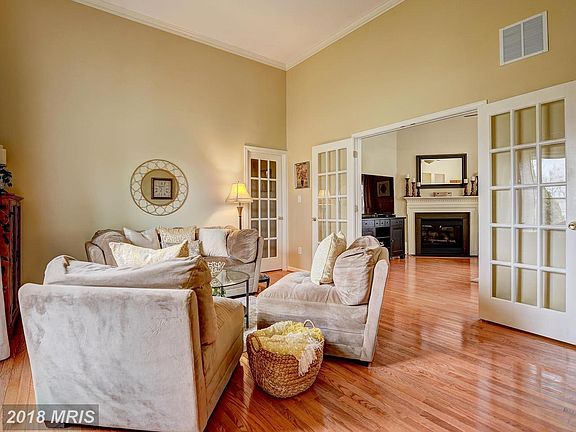 4th image of 903 Sidehill Dr