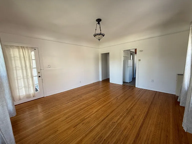 1143 N Commonwealth Ave — Photo 4