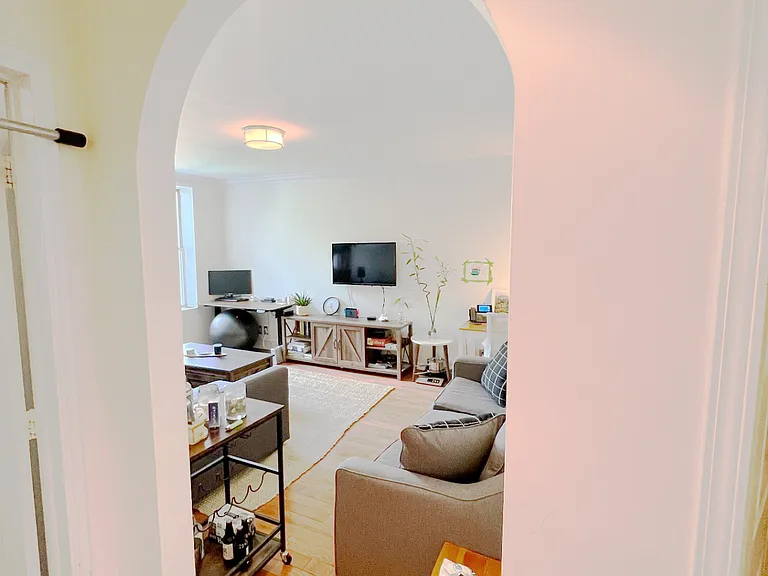 204 9th Ave #5R — Photo 4