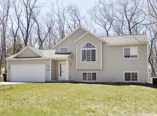 7458 E Oakridge Ct, Howard City, MI 49329