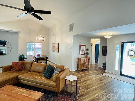 3rd image of 50 Stonebridge Dr