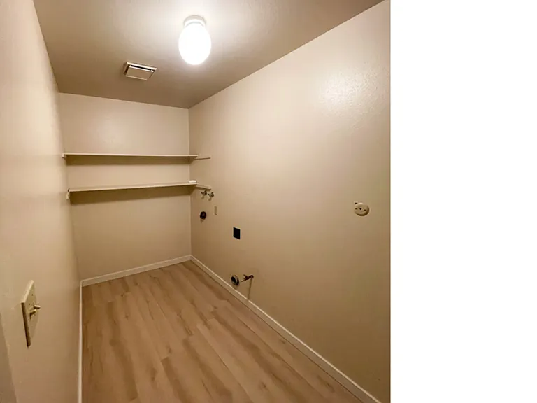 1610 Merritt Dr — Photo 2