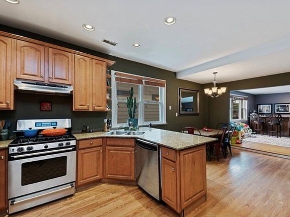 4th image of 3308 N Oakley Ave #2