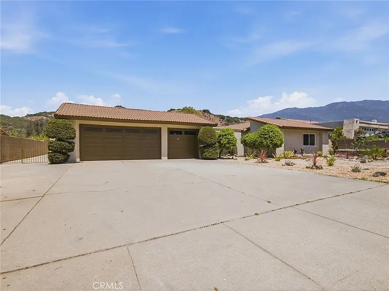 225 Armstrong Dr — Photo 3
