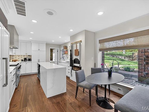 12th image of 10 Vouga Ln