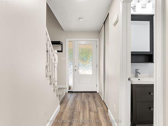 3rd image of 647 Pinerow Cres